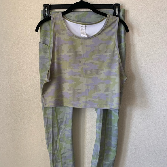 Fabletics patterned activewear set - Picture 2 of 5